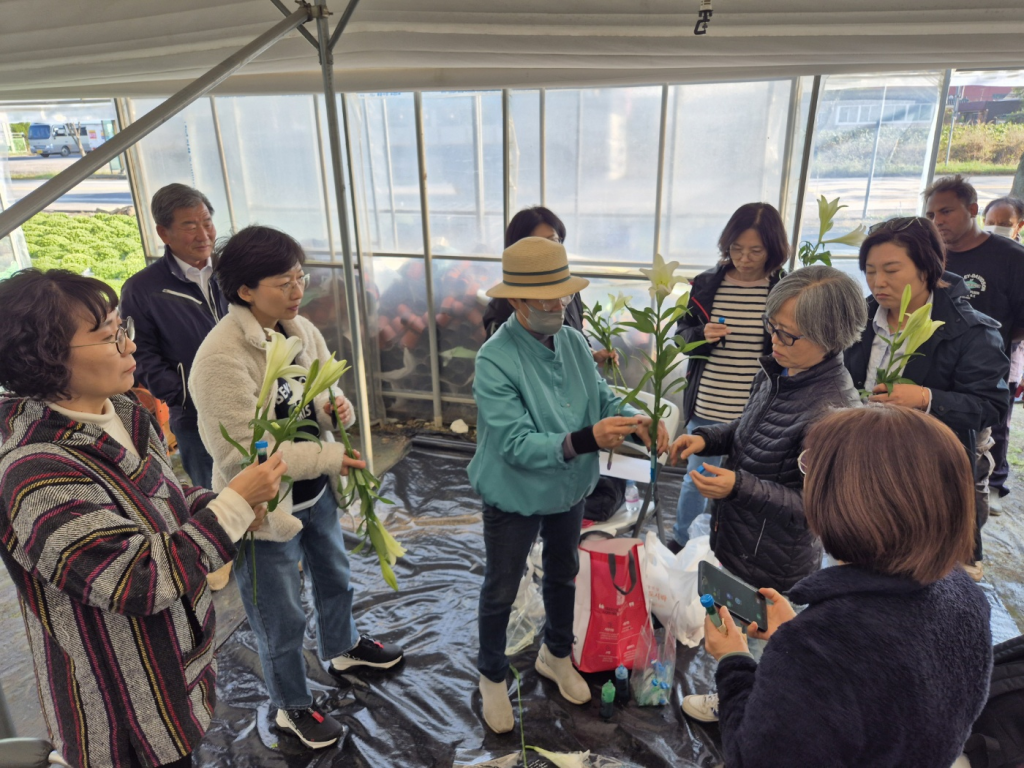 큰 꽃을 들고 서있다