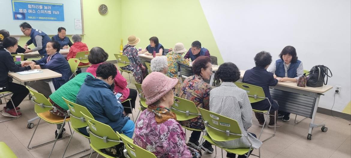 대기하는+어르신들과+봉사자들1.jpg
